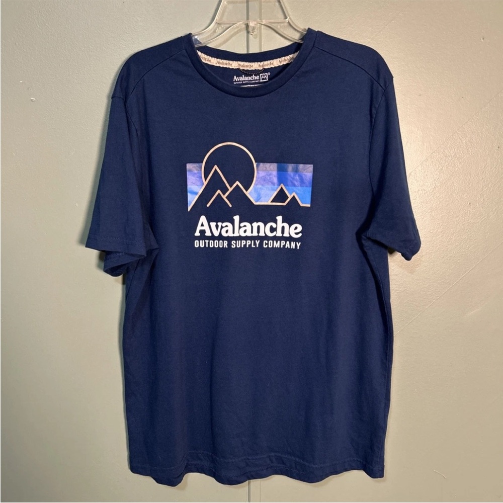 Avalanche Outdoor Company Bold Graphic Mountain T-Shirt Navy Blue Men’s XL